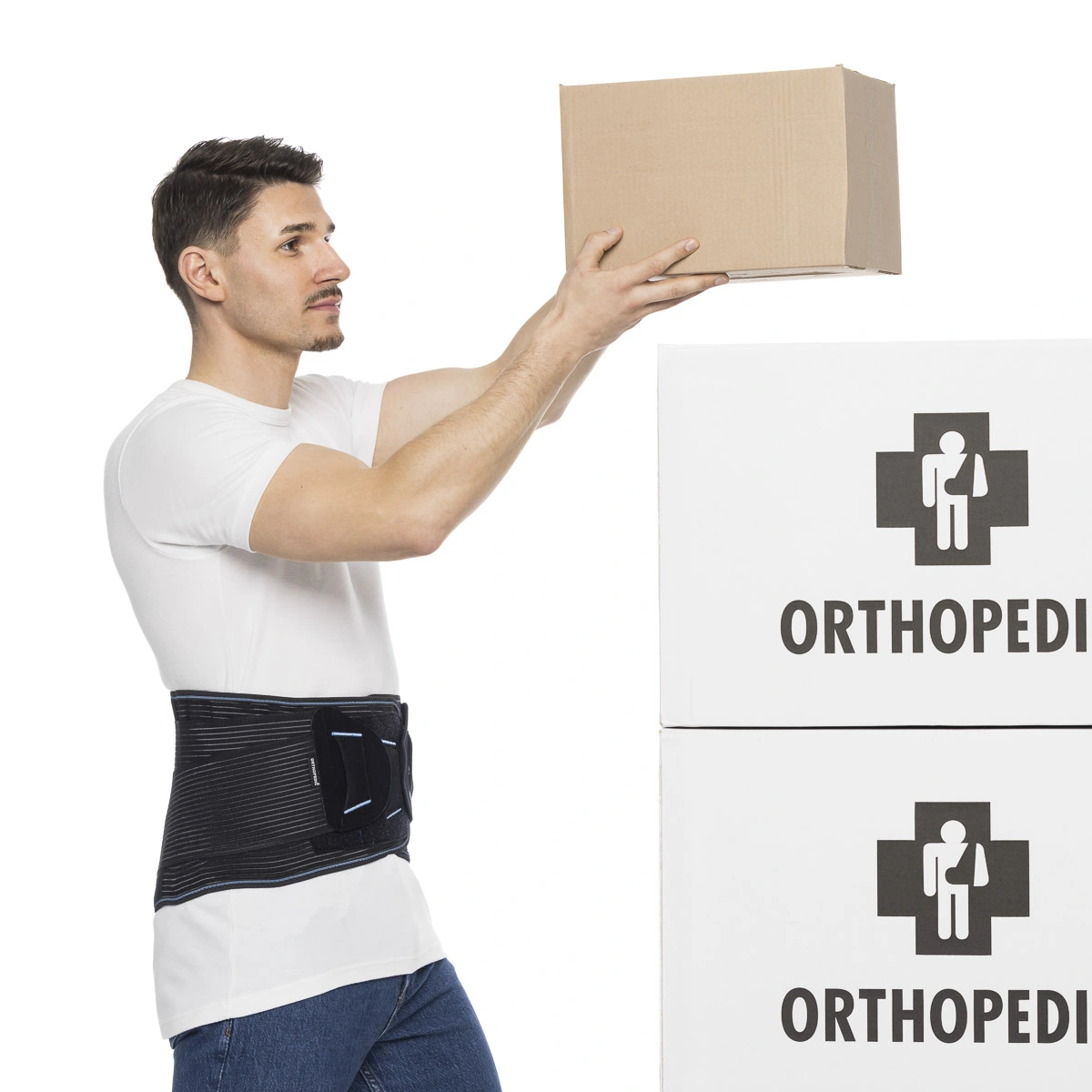 Ceinture lombaire Orthopedic portée par un homme soulevant un carton